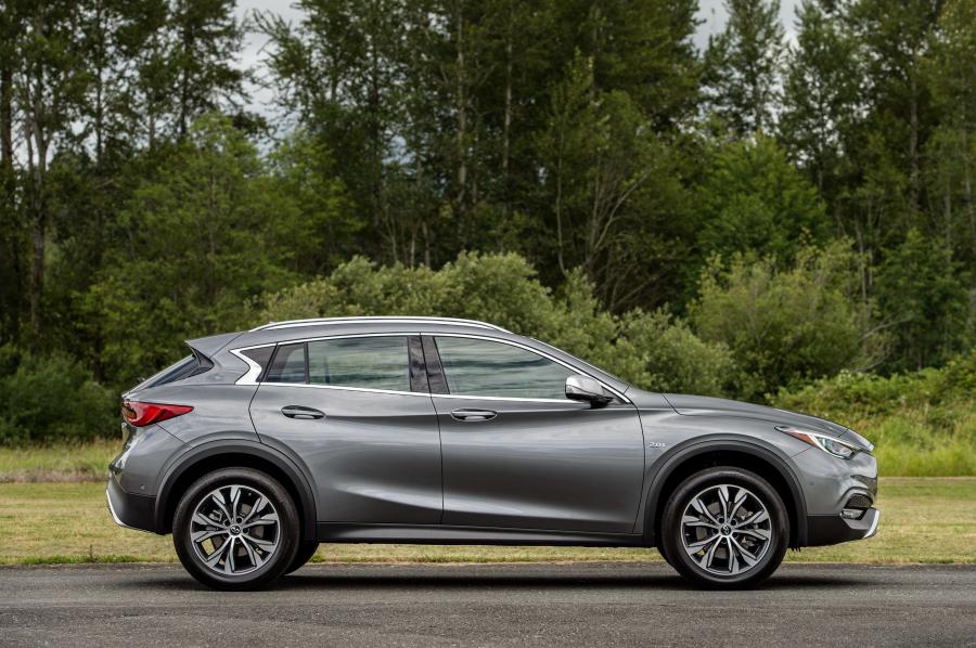  Infiniti QX30 2.0t AWD 2016 года  (US) (фото 7 из 14)